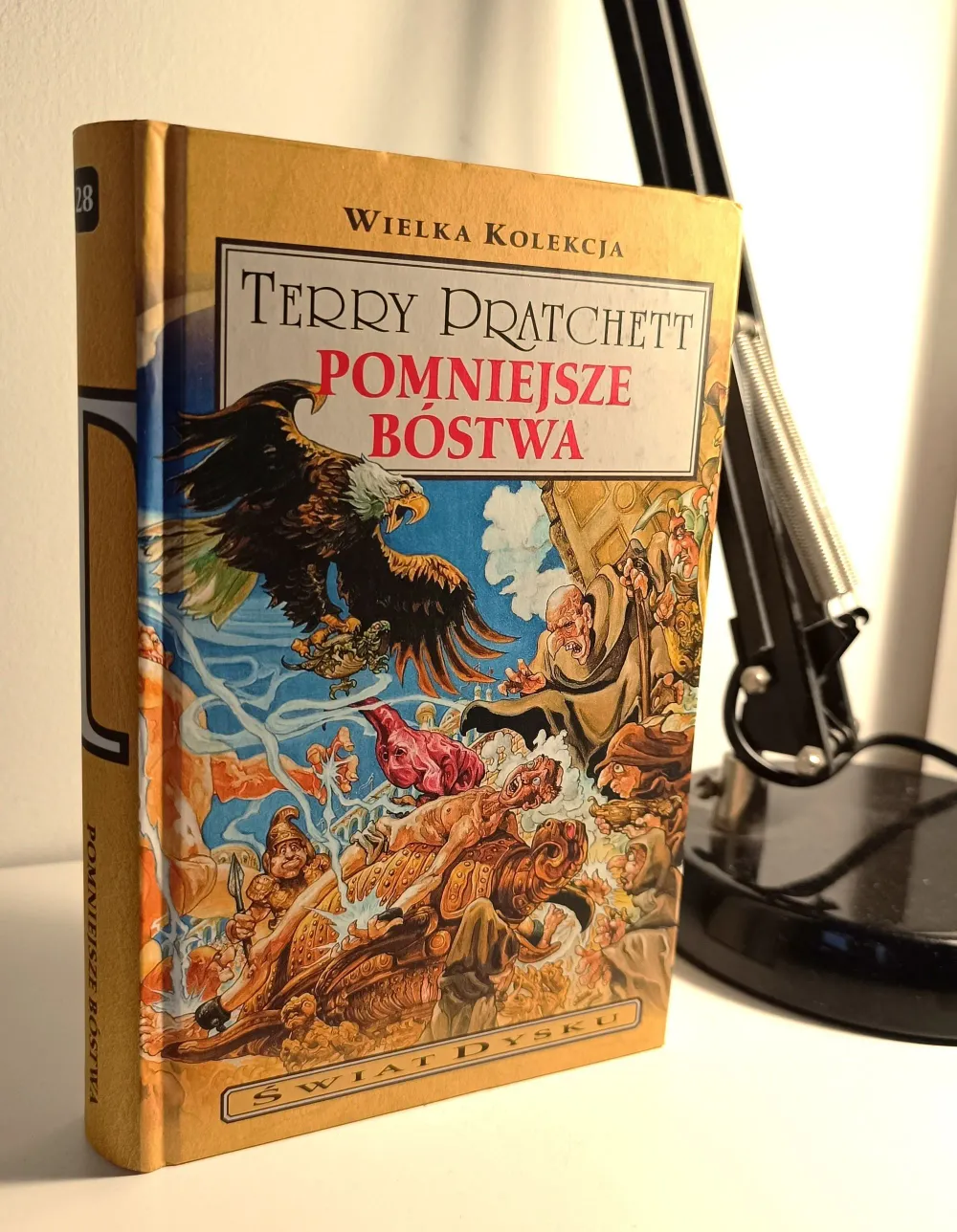 “Pomniejsze bóstwa” autorstwa Terry’ego Pratchetta – Boska Komedia w epickich proporcjach!