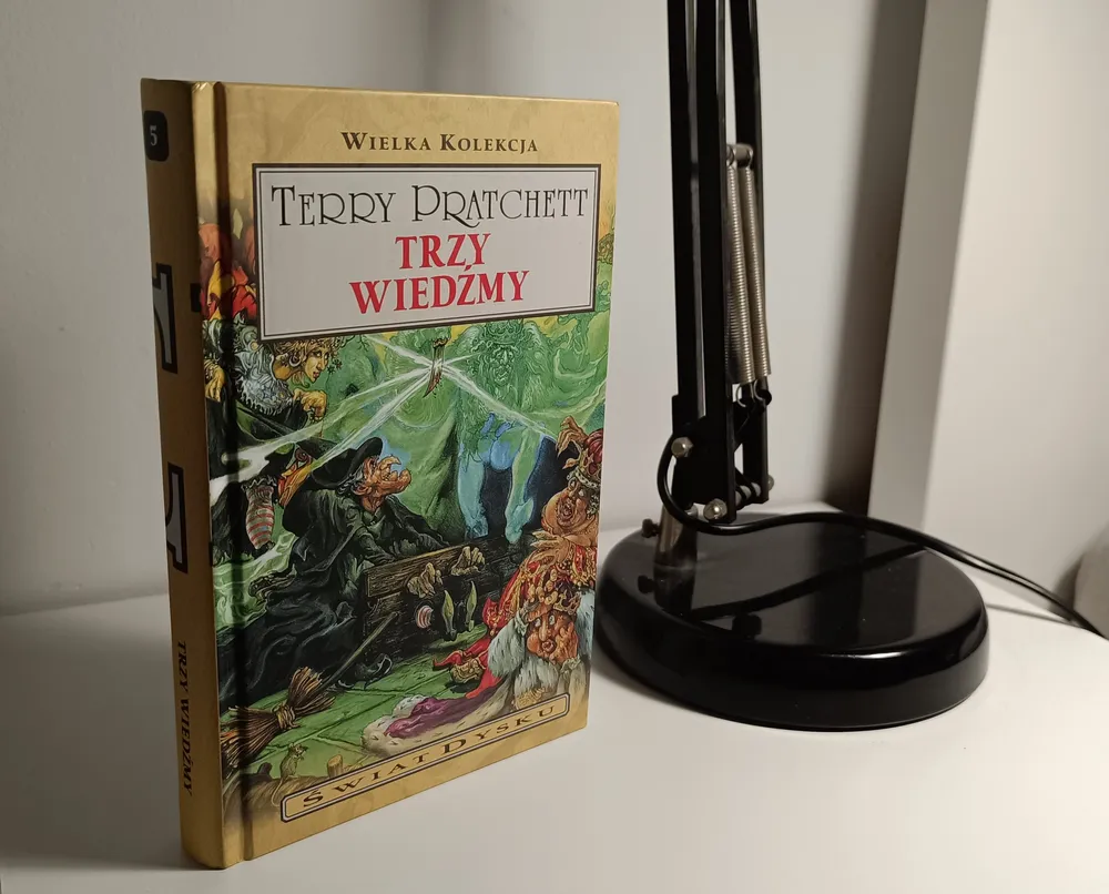 „Trzy Wiedźmy“: Komiczna Mikstura Magii, Chaosu i Brewki Babci Weatherwax”