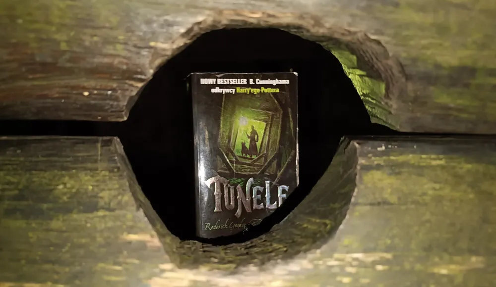 Nostalgiczna podróż. Recenzja książki “Tunele”