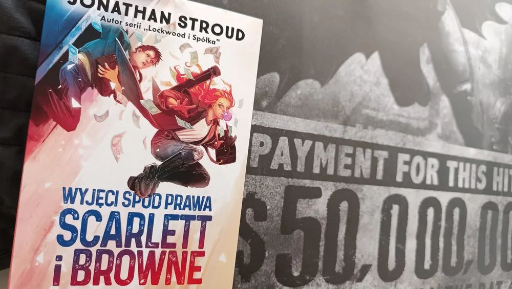 Porywający rajd przez postapokaliptyczną Wielką Brytanię: Recenzja książki “Wyjęci spod prawa Scarlett i Browne” Jonathana Strouda
